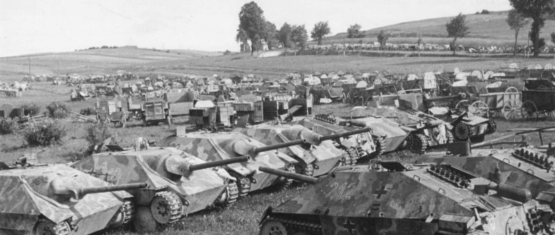 Немецкие САУ Jagdpanzer 38(t), захваченные Красной Армией в районе чехословацкого города Нове-Мест. Май 1945 г. 