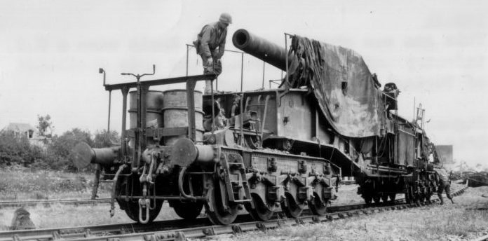 240-мм железнодорожная пушка Kanone «Теодор Бруно» на железнодорожной станции Торигни-сюр-Вир. Август 1944 г.