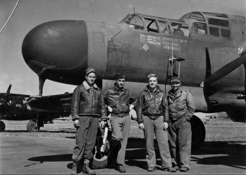 Экипаж ночного истребителя P-61 «Черная Вдова» на аэродроме Флорен в Бельгии. 1945 г. 