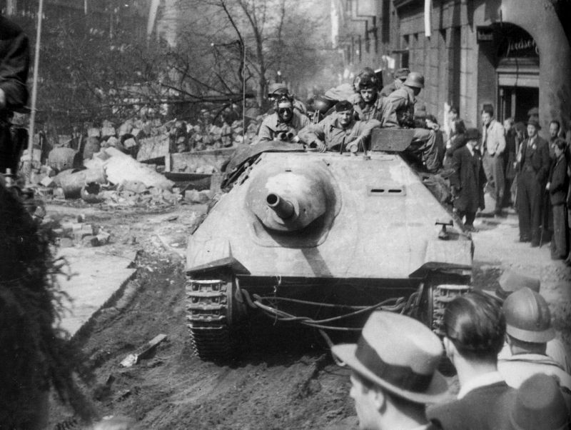 Немецкий истребитель танков «Хетцер» во время отступления немецких войск из Праги. Май 1945 г. 