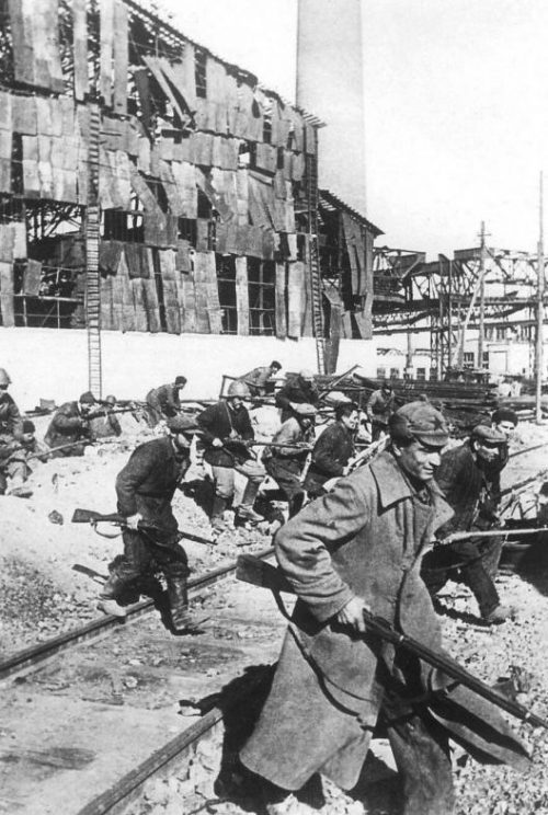 Ополченцы Сталинградского тракторного завода идут к месту боев в городе. Сентябрь 1942 г.