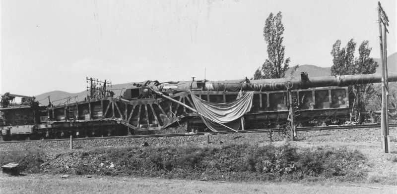 Железнодорожное 380-мм орудие, разбитое к северу от французского города Монтелимар. Сентябрь 1944 г. 