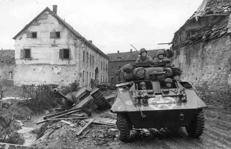 Разведывательный бронеавтомобиль M8 на улице Кинцвайлера. Ноябрь 1944 г. 