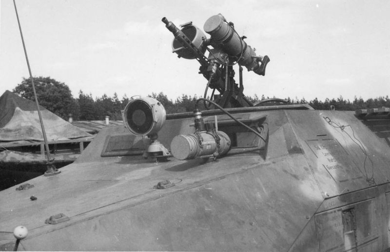 Полугусеничный бронетранспортер SdKfz 251/20 «Фальке», оборудованный приборами ночного видения «Шпербер» для водителя и пулеметчика. 1945 г.
