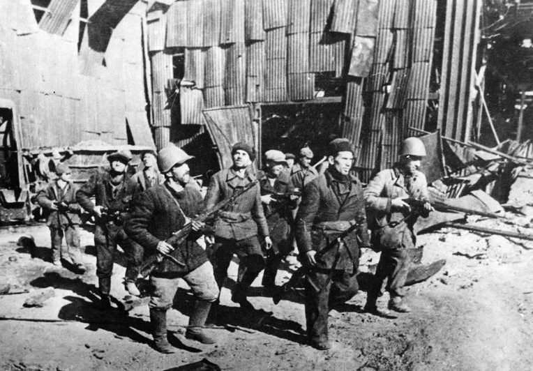 Ополченцы Сталинградского тракторного завода идут к месту боев в городе. Сентябрь 1942 г. 