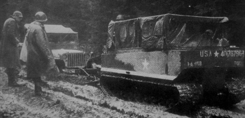 Гусеничный вездеход М-29 «Weasel» вытягивает автомобиль «Виллис» на дороге в Хюртгенвальд. Ноябрь 1944 г. 