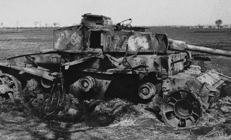 Огнеметный танк Pz. Kpfw. III (Flamm), уничтоженный в ходе боев в Венгрии. 1945 г. 