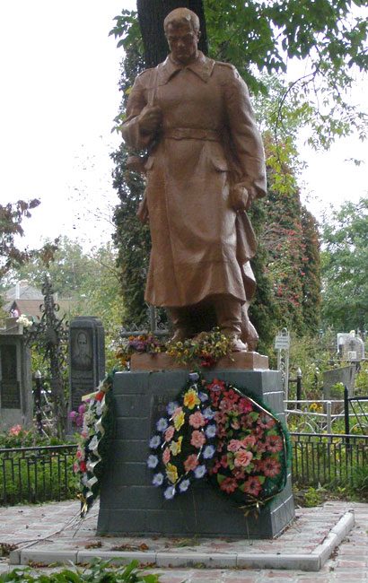 г. Нежин. Братские могилы советских воинов, погибших при обороне и освобождении города.