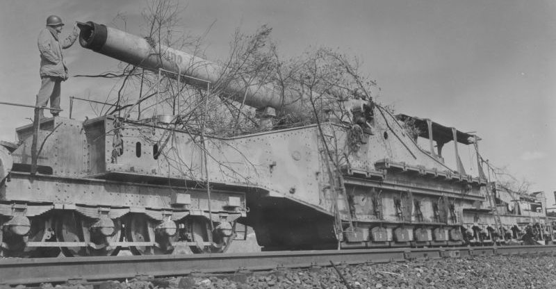 Захваченное 270-мм железнодорожное орудии Big Bertha German Howitzer в Ла Кукурд. Сентябрь 1944 г. 