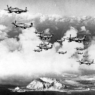 Группа истребителей P-51 над Иводзимой. Март 1945 г.