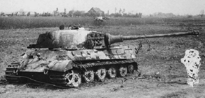 Танки «Королевский тигр» Pz.Kpfw. VI Ausf. B, подбитые в поле. 1945 г. 