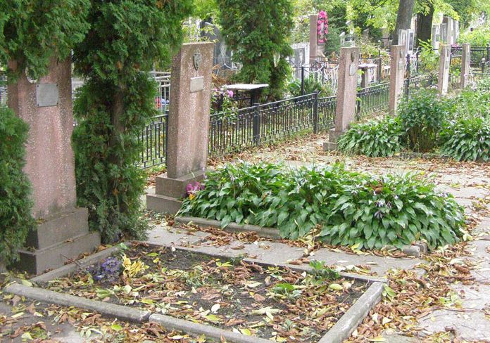 г. Нежин. Группа одиночных и братских могил неизвестных воинов, погибших во время войны.
