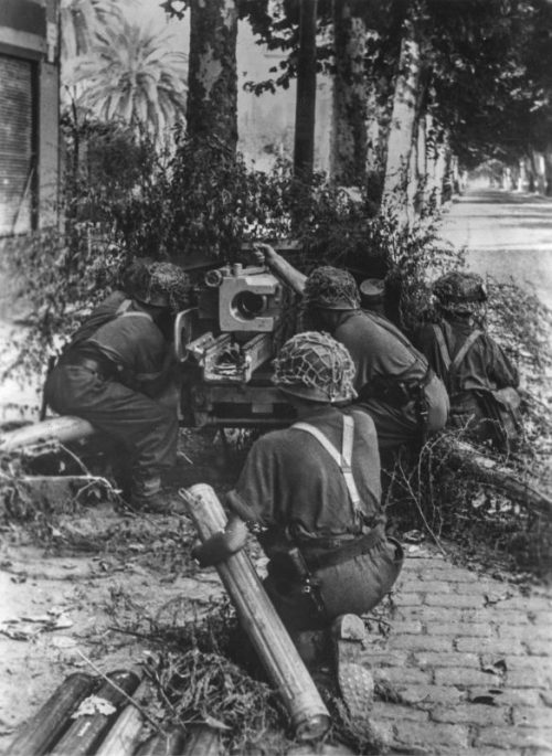 Позиция 75-мм противотанковой пушки PaK 40 на дороге в Италии. Октябрь 1944 г.
