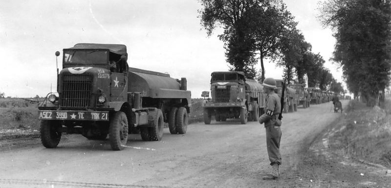 Седельный тягач G-510 Autocar U-7144-T и тягач G-513 Federal 94x43B/C 4-ton с автоцистернами с топливом во время операции «Red Bаll Express». Франция, ноябрь 1944 г. 