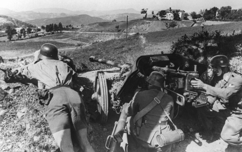 Расчет 50-мм противотанковой пушки Pak 38 на позиции в Италии. Октябрь 1944 г.