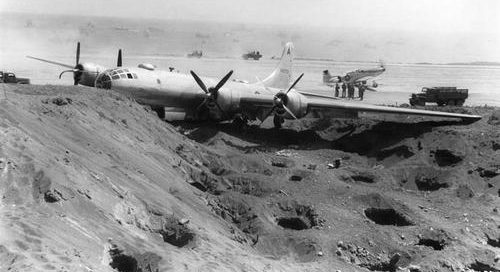 Аварийная посадка В-29 на аэродроме Мотояма. Иводзима, март 1945 г.
