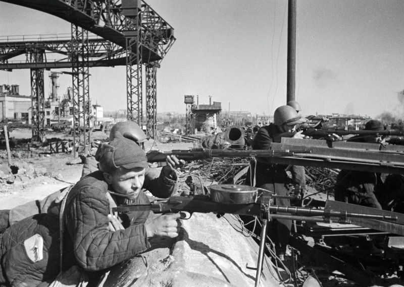 Рабочие завода «Красный Октябрь» на защите родного завода. Сталинград 1942 г. 