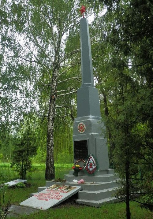 г. Нежин. Памятник, установленный в 1965 году у 10 братских могил, в которых похоронено около 3 тысяч воинов, мирных жителей и военнопленных, погибших при бомбардировках станции Нежин.