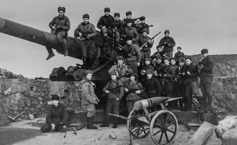 Бойцы 12-й бригады морской пехоты Северного флота на огневой позиции захваченной немецкой береговой батареи H.K.B. 2./773 в Лиинахамари. Октябрь 1944 г. 