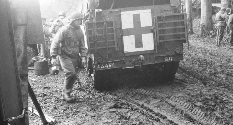 Санитарный бронетранспортер М3А1 у полевого госпиталя бельгийского местечка Ассенуа. Декабрь 1944 г. 