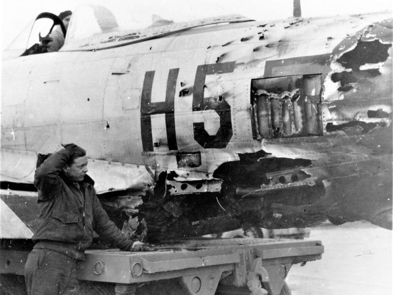 Истребитель P-47, поврежденный зенитным огнем в Германии. Март 1945 г.