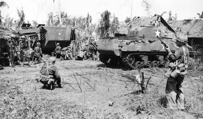 Десантная гусеничная машина LVT-4 и средний танк M4A2 «Шерман» на острове Лейте. Декабрь 1944 г. 
