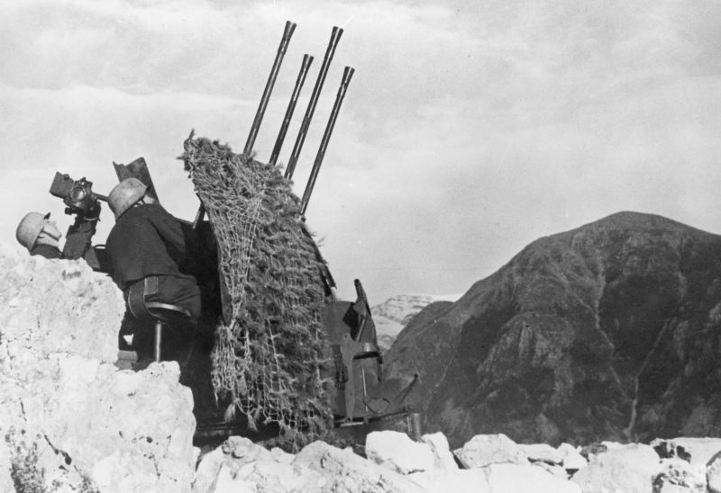 20-мм зенитная пушка FlaK 38 на позиции в Апеннинских горах. 1944 г. 