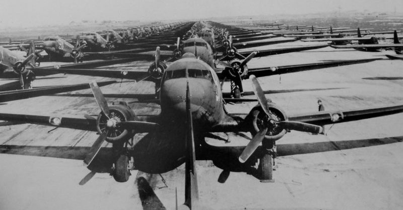 Американские транспортные самолеты С-47 «Скайтрэйн» и планеры WACO CG-4A на аэродроме. Март 1945 г.