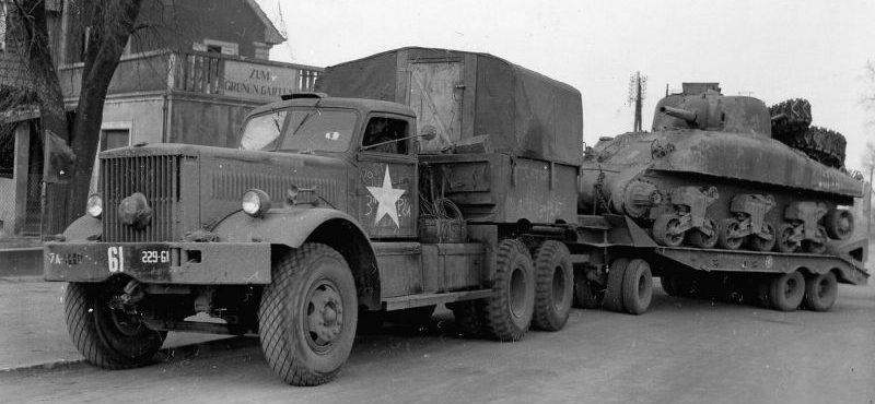 Тяжелый 12-тонный тягач «Даймонд» эвакуирует поврежденный танк М4А1(75) «Шерман». Хагенау, Франция, декабрь 1944 г. 