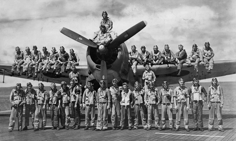Пилоты 93-й смешанной эскадрильи на палубе эскортного авианосца «Петроф Бей» на фоне торпедоносца-бомбардировщика Grumman TBM-3 Avenger. Март 1945 г. 