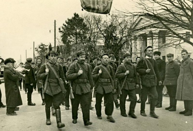 Марш сочинских ополченцев по улице Орджоникидзе. 1942 г.