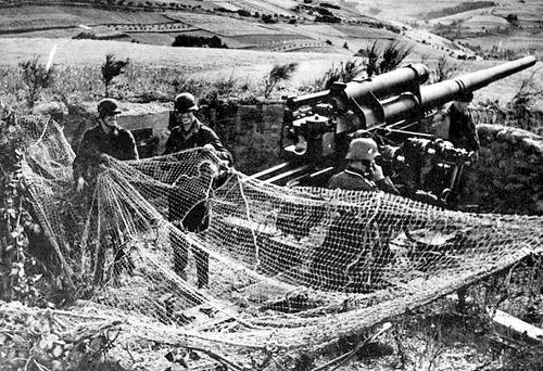 Солдаты накладывают маскировочную сетку на 88-мм зенитку Flak-18. 1944 г.