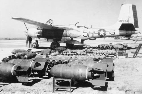 Бомбардировщик А-26 Invader готовится к вылету. Апрель 1945 г.