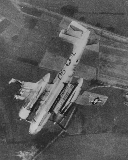 Сбитый бомбардировщик А-26 «Инвэйдер» 409-й бомбардировочной группы в небе над Германией. Апрель 1945 г.