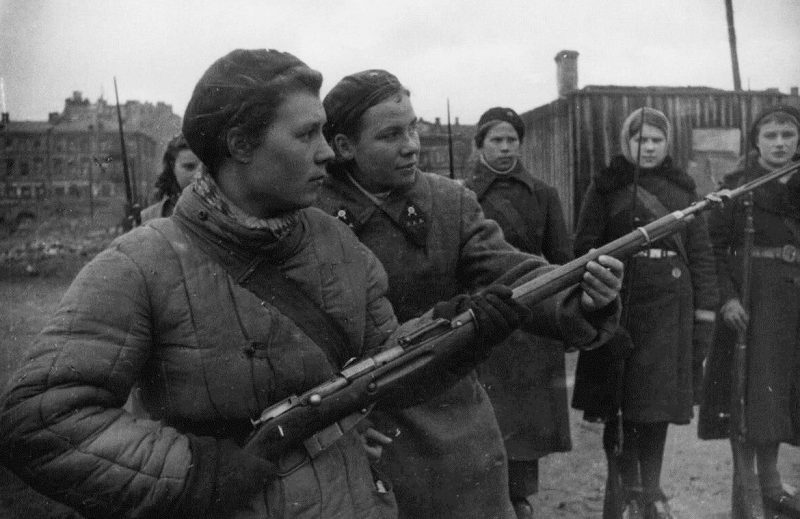 Старший сержант А. А. Головкина показывает девушкам, бойцам своего взвода, приемы штыкового боя. Ленинград, ноябрь 1942 г.
