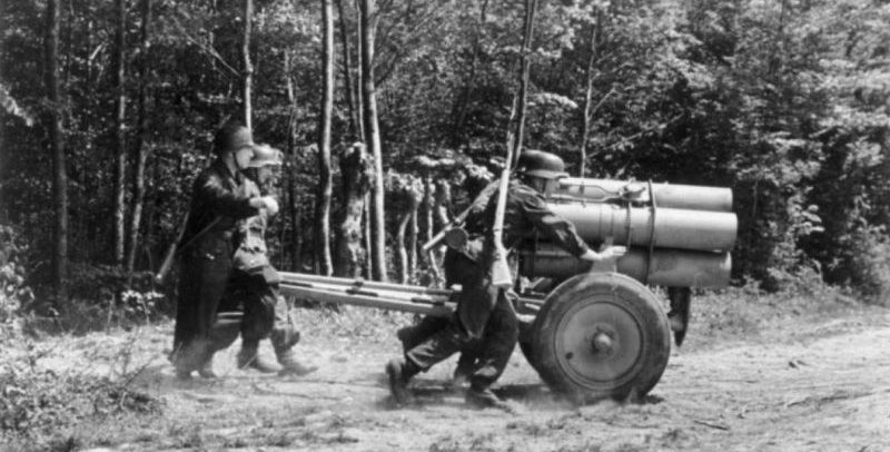 Артиллеристы перемещают 210-мм реактивный 5-ти ствольный миномет Nebelwerfer 42 на севере Франции. 1944 г. 