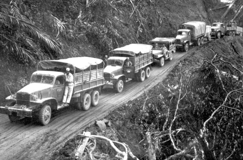 Колонна военных грузовиков в Индии на пути в Бирму.1944 г. 