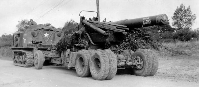 Трактор М4 105-го дивизиона полевой артиллерии во Франции. 1944 г. 
