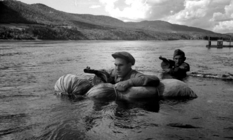 На Енисее бойцы Всевобуча учатся преодолению водных преград на подручных средствах. 1942 г.