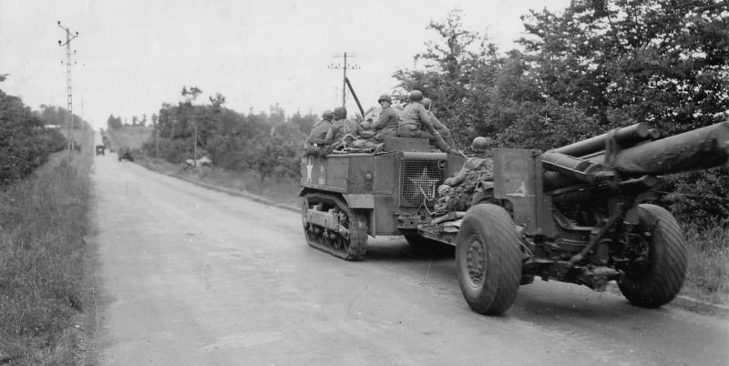 Высокоскоростной трактор М5 буксируют 155-мм полевую гаубицу M1. 1944 г.