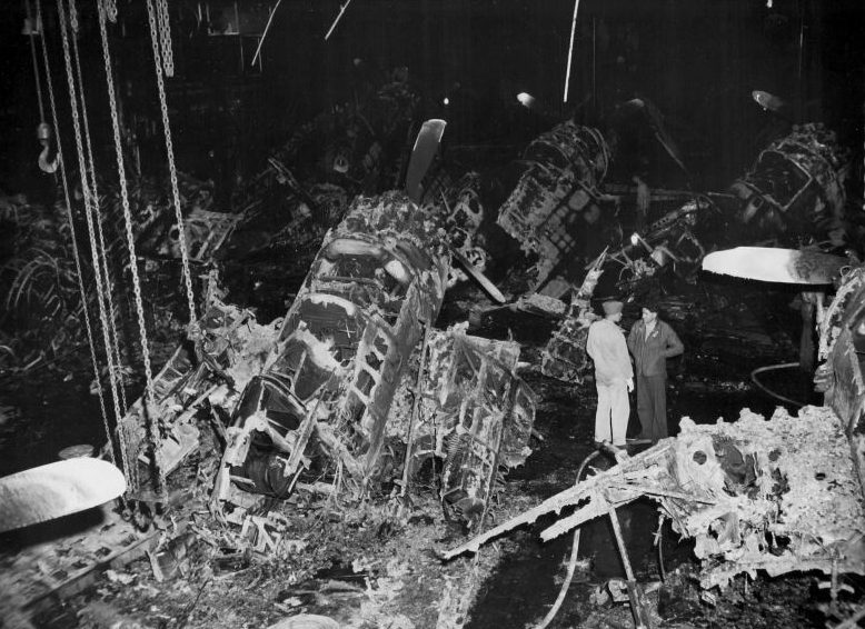 Сгоревшие самолёты в переднем ангаре авианосца «Хэнкок» после атаки камикадзе. Апрель 1945 г. 