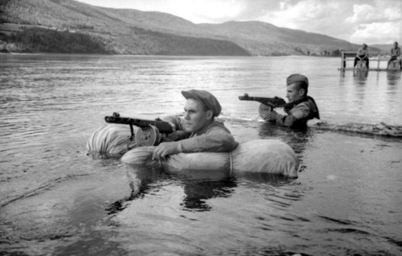 На Енисее бойцы Всевобуча учатся преодолению водных преград на подручных средствах. 1942 г.