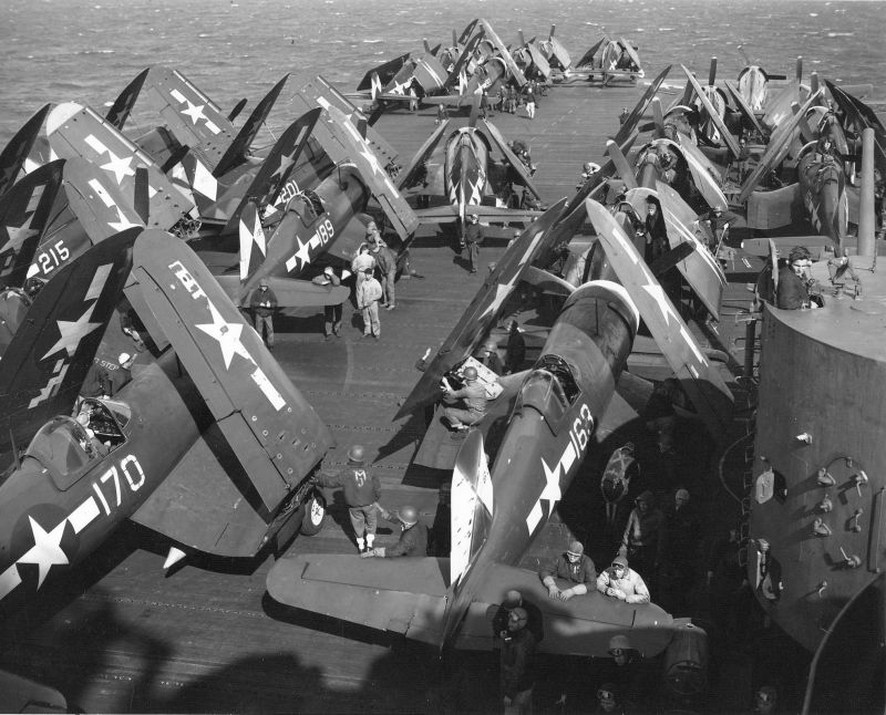 Истребители «Корсар» авианосца «Эссекс» обслуживаются на полетной палубе во время операции по захвату Окинавы. Май 1945 г. 