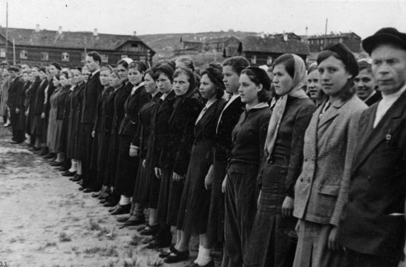 Женщины из подразделения народного ополчения Мурманска на военных занятиях. Июль 1943 г. 
