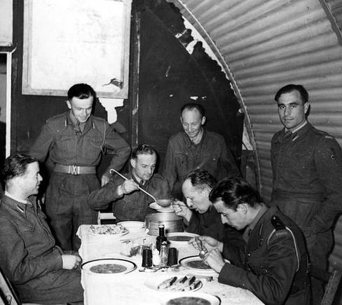 Подготовка солдат 1-й бронетанковой дивизии в Великобритании. 1944 г. 