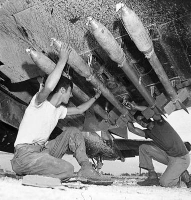 Вооружение самолета F4U Corsair ракетами. 1945 г. 