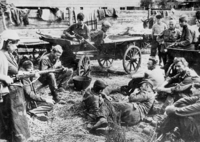 Ополченцы освобожденного города Грайворона охраняют пленных немецких солдат. Август 1943 г. 
