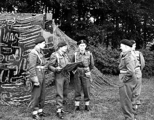 Подготовка солдат 1-й бронетанковой дивизии в Великобритании. 1944 г. 