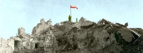 Польский флаг над развалинами Монте-Кассино. Май 1944 г.