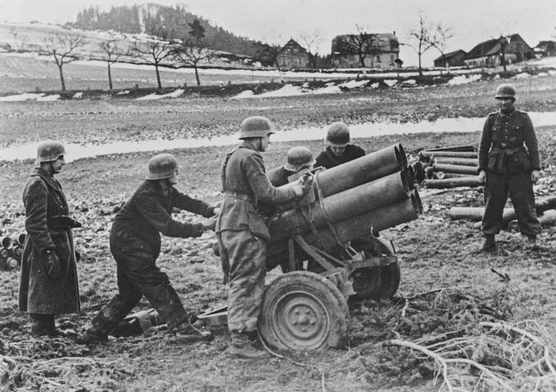 Расчет ракетной установки Nebelwerfer-41 в районе гор Вогезы на востоке Франции Январь 1945 г.